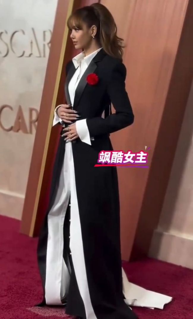 lisa穿中国设计师定制服装出席奥斯卡