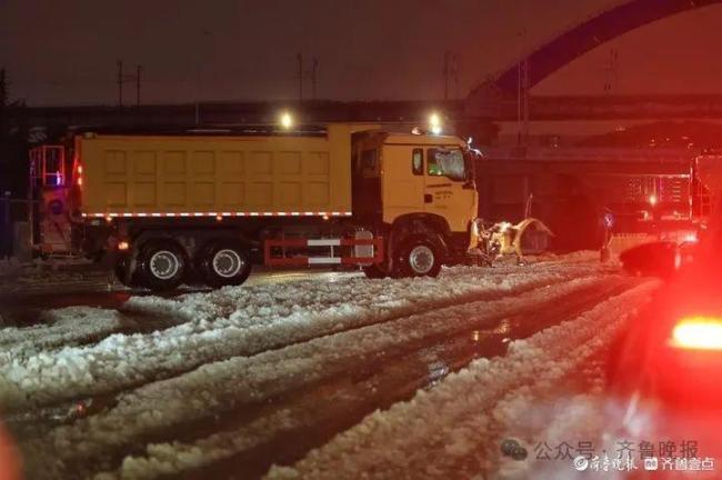 济南大暴雪下了387个大明湖 暖心瞬间感动全城