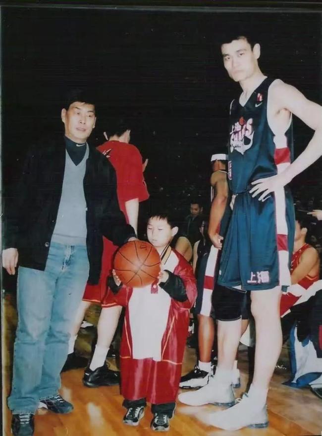 当年被姚明托举的孩子回来了 24年后重逢姚明