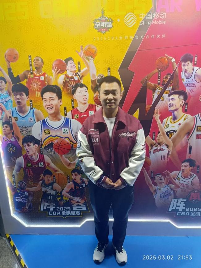 当年被姚明托举的孩子回来了 24年后重逢姚明