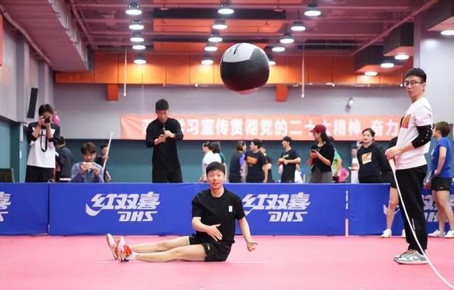 樊振东全运会体测过程中笑容不断 呆萌表情引人喜爱