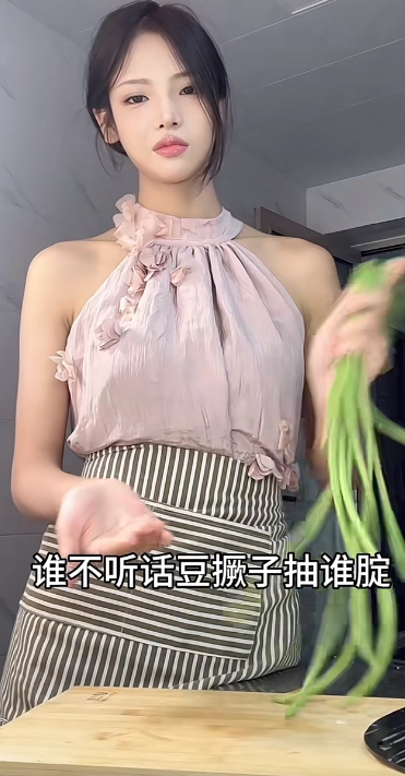 被短视频性感厨娘们用豆角狂抽屁股后，我还是没有学会做饭