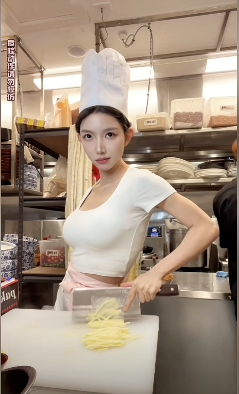 被短视频性感厨娘们用豆角狂抽屁股后，我还是没有学会做饭