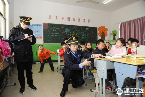 张本智和负于王楚钦无缘决赛，赛后与恩师田势邦史拥抱告别